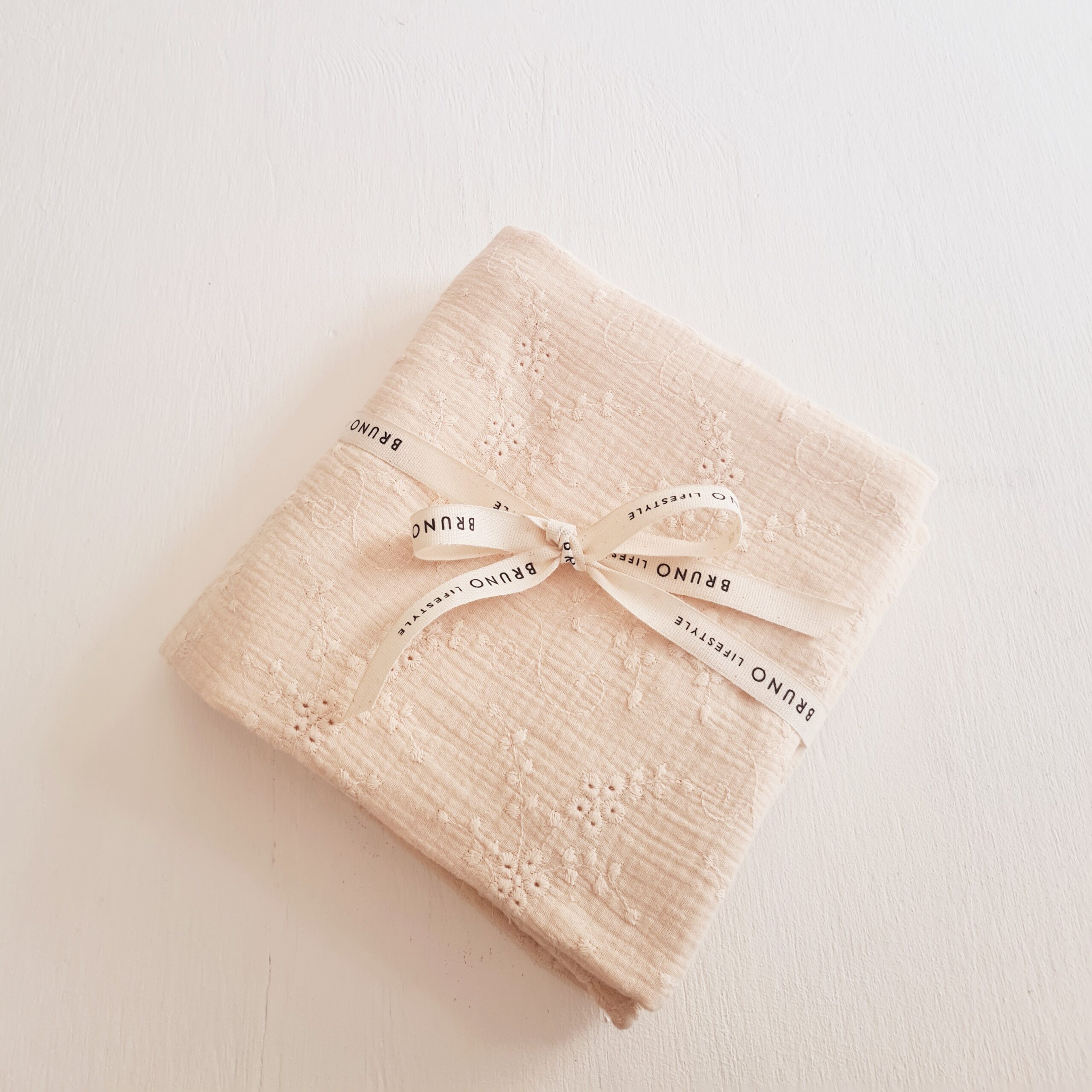 embroidery anglaise muslin swaddling blanket embroidery anglaise muslin swaddling blanket - Image 2