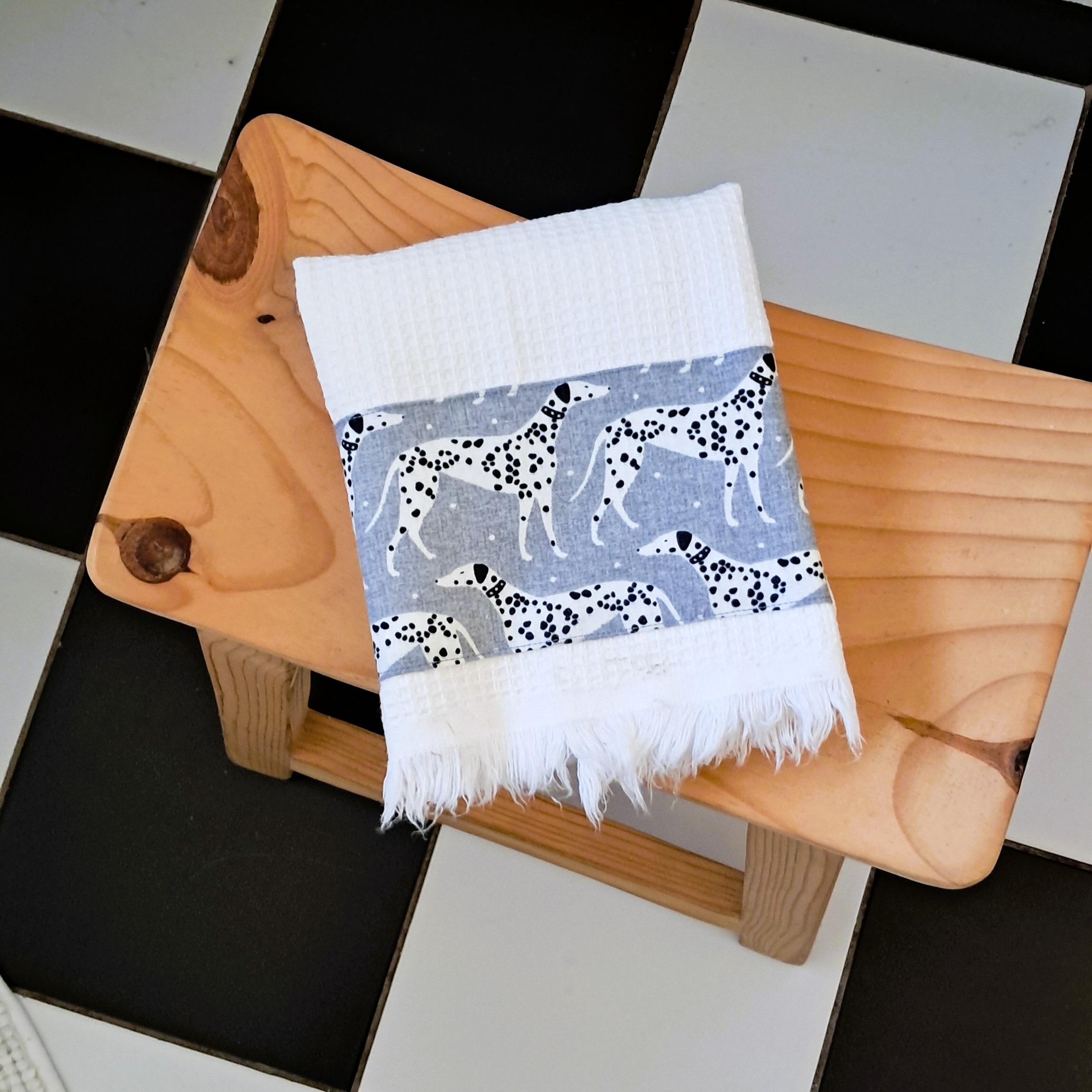 Luxury waffle guest towel with Dalmatian detail Luxury waffle guest towel with Dalmatian detail - Image 3