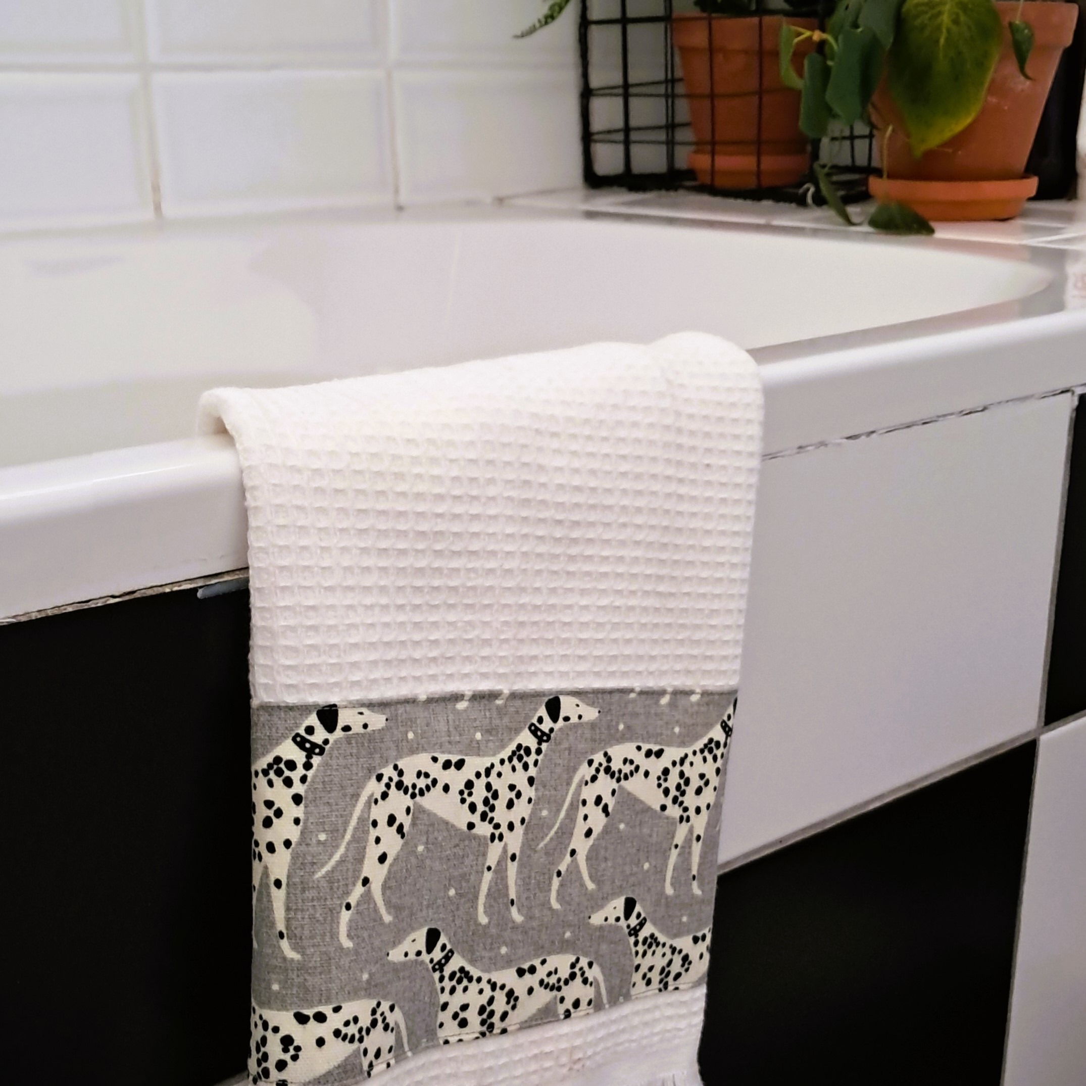 Luxury waffle guest towel with Dalmatian detail Luxury waffle guest towel with Dalmatian detail - Image 5