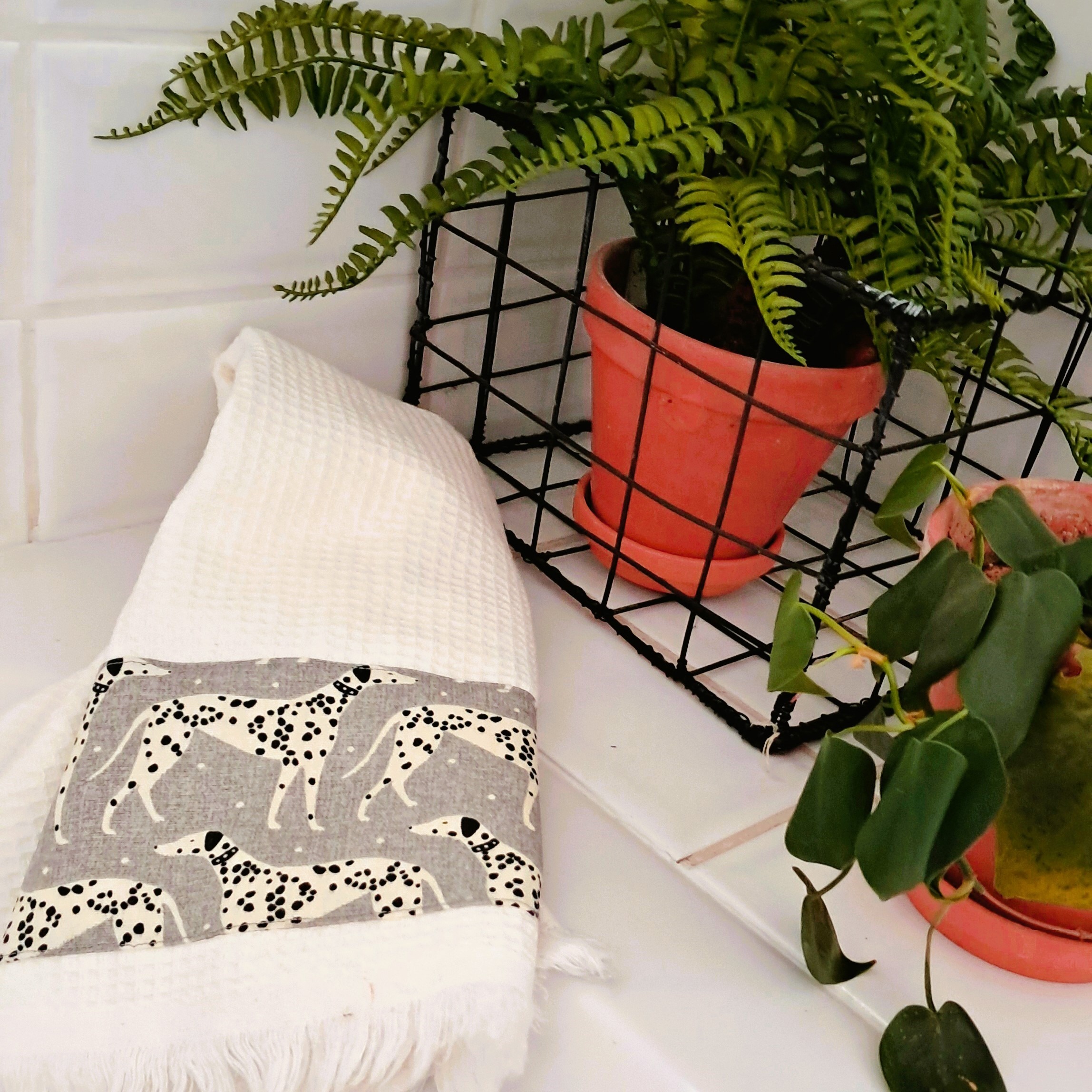 Luxury waffle guest towel with Dalmatian detail Luxury waffle guest towel with Dalmatian detail - Image 2