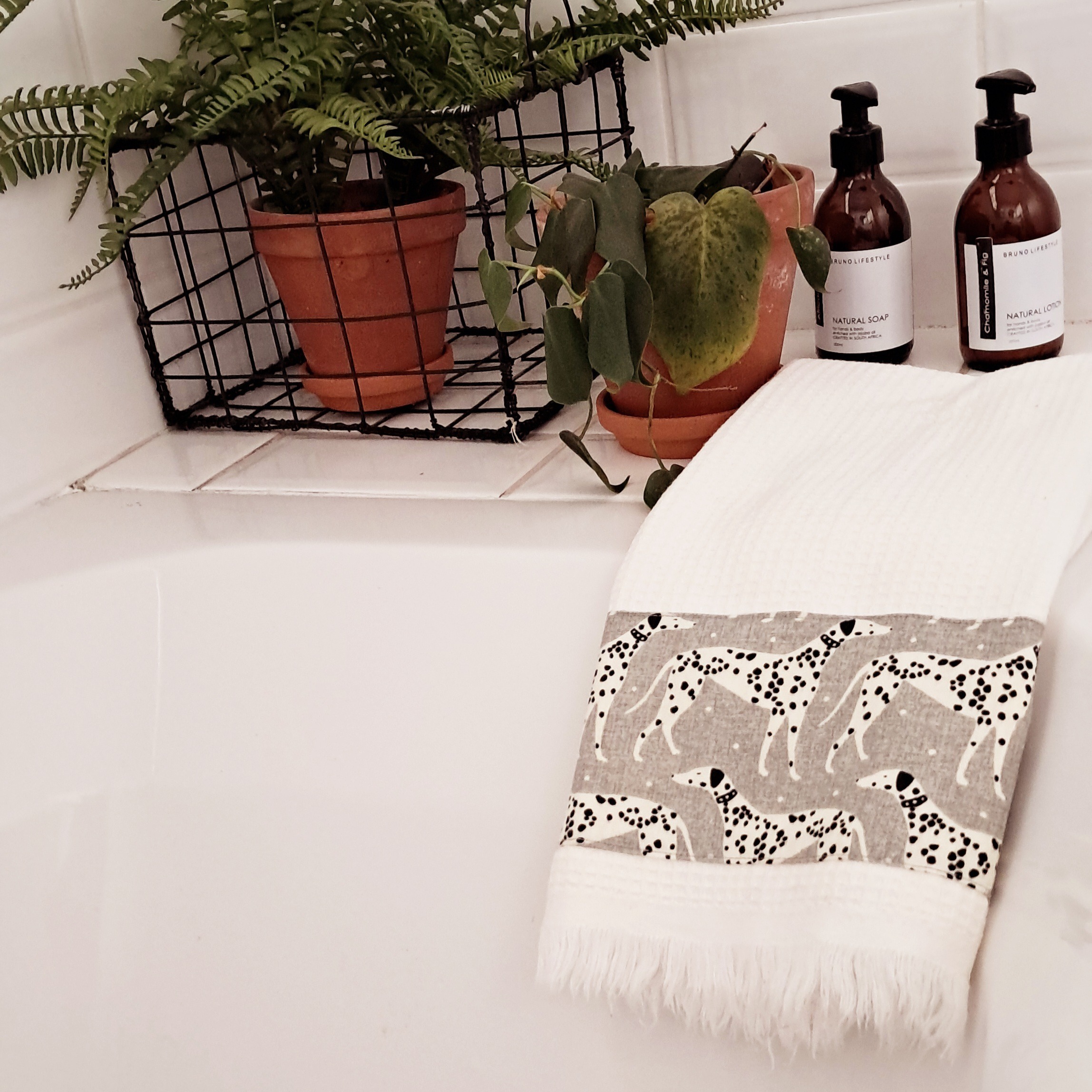 Luxury waffle guest towel with Dalmatian detail Luxury waffle guest towel with Dalmatian detail - Image 6